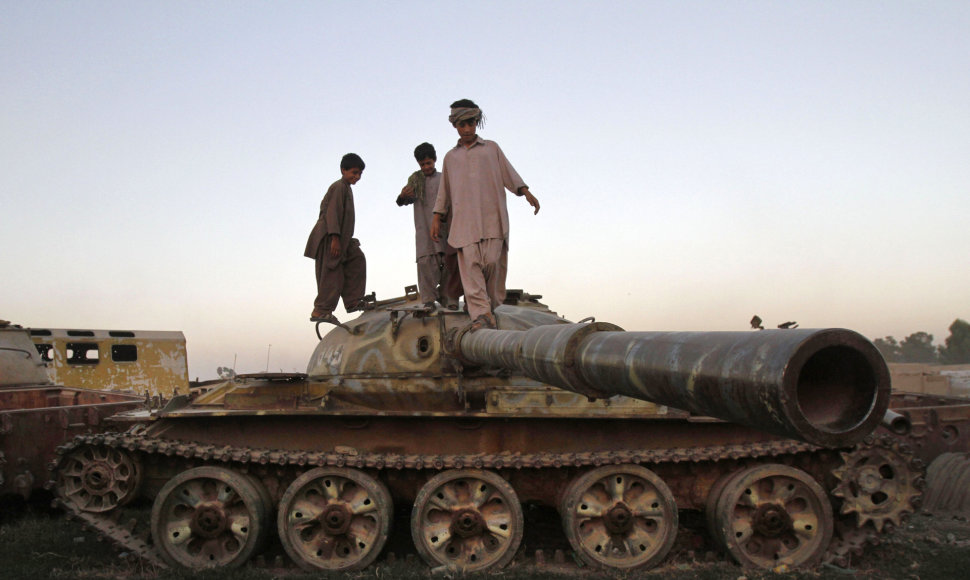 Afganai berniukai žaidžia ant sovietų tanko