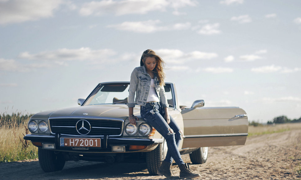 Judita ir „Mercedes-Benz 450 SL“ (1972 m.). Automobilio savininkas – Raimondas Skridulis. 