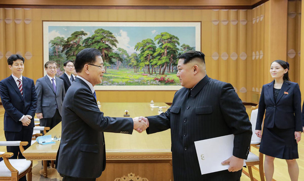 Kim Jong Unas su delegacijos iš Pietų Korėjos nariais