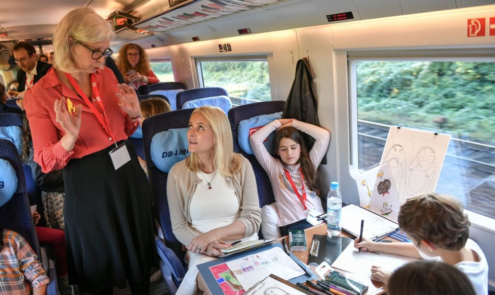 Norvegijos princesė Mette – Marit kalbasi su vaikais ir rašytoja Anna Fiske literatūriniame traukinyje