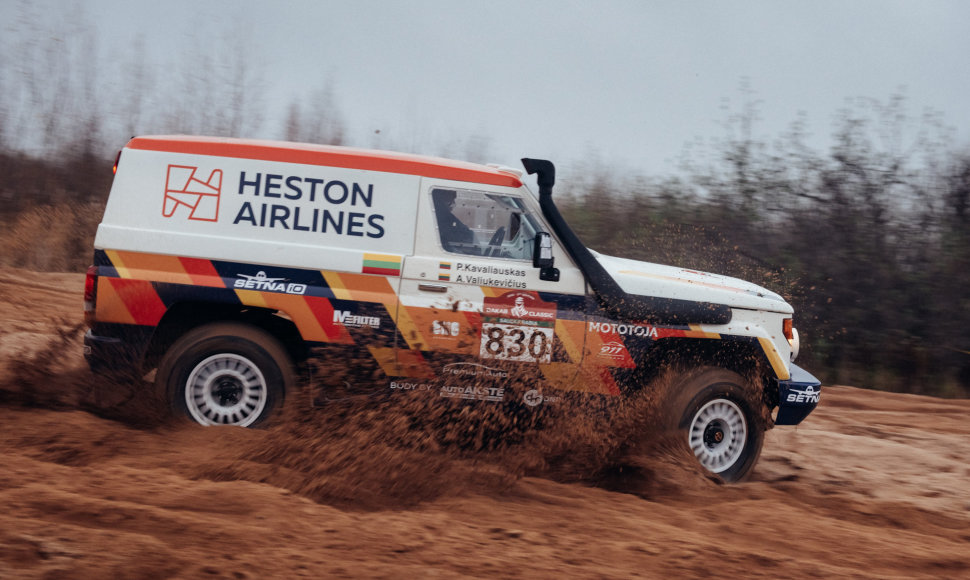 „Heston Airlines“ komanda: Valdas Valiukevičius ir Paulius Kavaliauskas startuoja su 1987 metais pagamintu automobiliu „Toyota Land Cruiser 71“