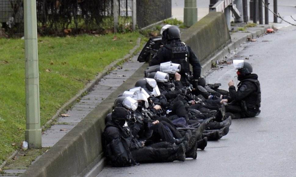 Policininkai netoli parduotuvės Paryžiuje, kurioje ginkluotas vyras laiko įkaitus.