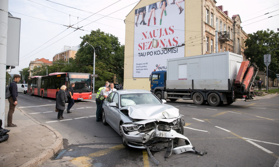 Autoįvykis Švitrigailos ir J.Basanavičiaus gatvių sankryžoje