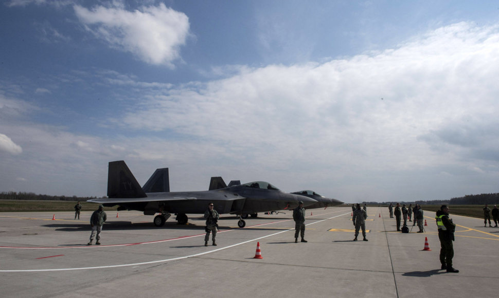 Lietuvos kariniame aerodrome - JAV naikintuvai „F-22 Raptor“