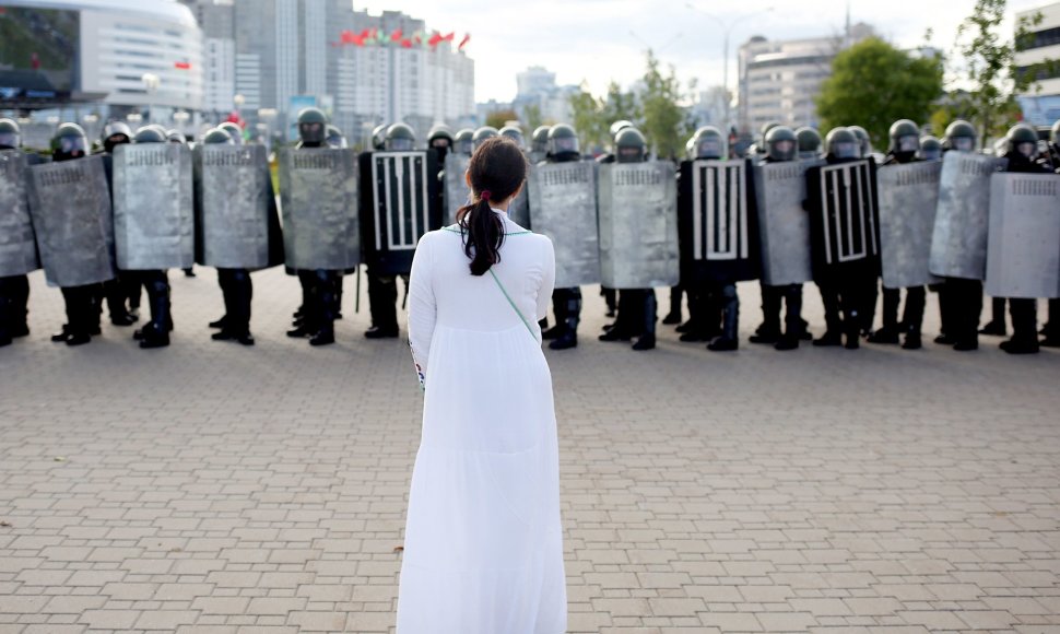 Protestuotoja ir pareigūnai Minske