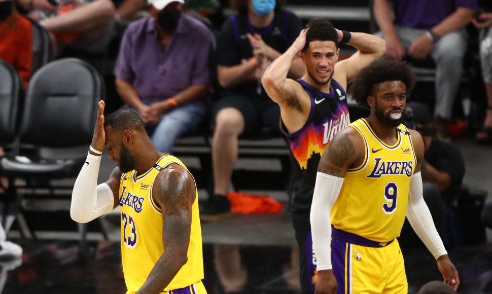 LeBronas Jamesas ir „Lakers“ buvo sutriuškinti Finikse.