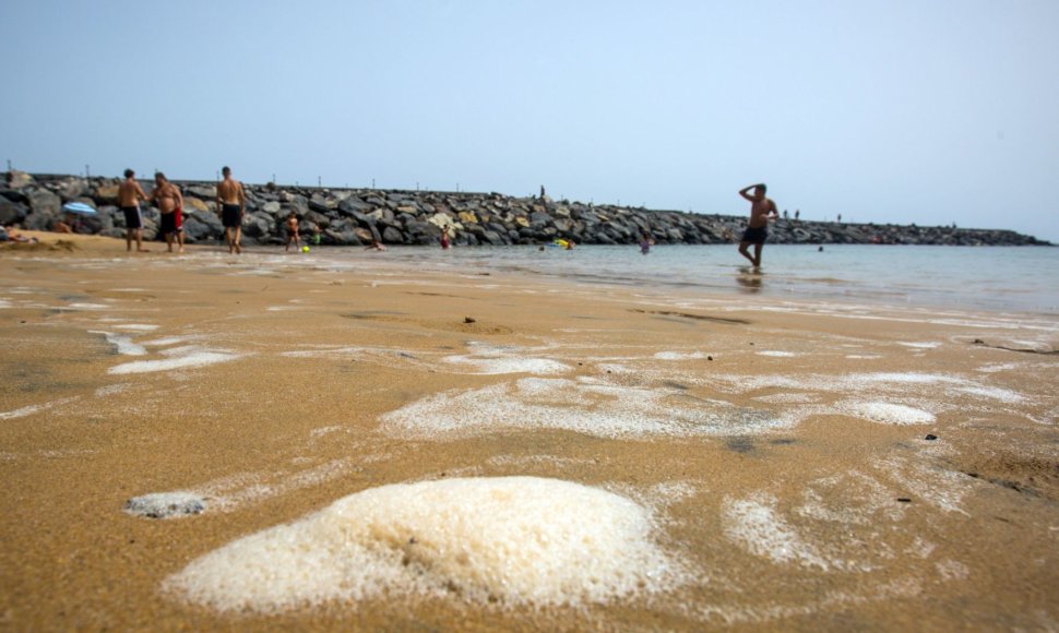 Dumbliais užterštas paplūdimys Kanarų salose