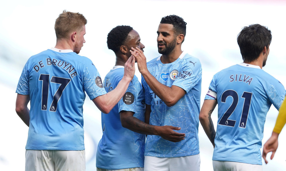 „Manchester City“ futbolininkai (Riyadas Mahrezas antras iš dešinės)