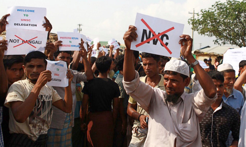 Šimtai rohinjų surengė demonstraciją, Jungtinių Tautų Saugumo Tarybos atstovams apsilankius pabėgėlių stovykloje Bangladeše.