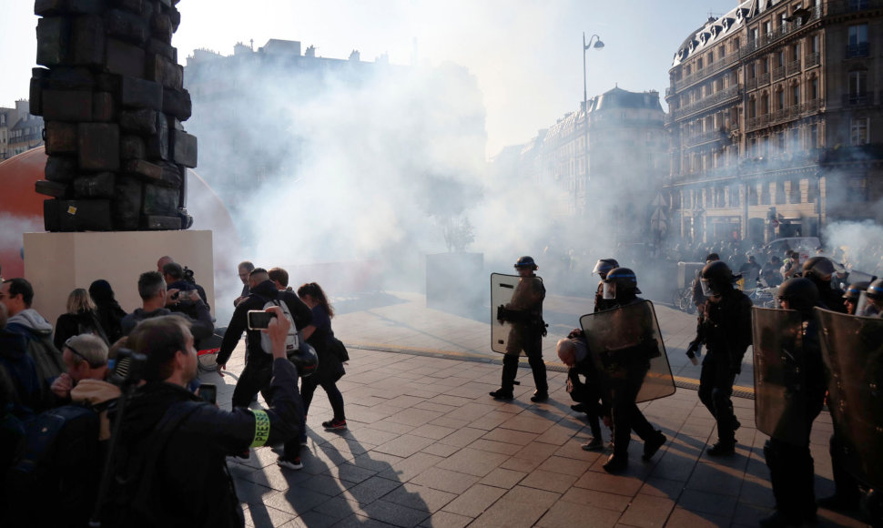 Policija panaudojo ašarines dujas prieš protestuotojus.