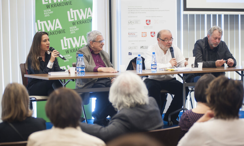 Iš kairės – Kristina Sabaliauskaitė, Tomas Venclova, moderatorius Paweł Huelle ir Herkus Kunčius Krokuvos knygu mugės diskusijoje apie Vilnių
