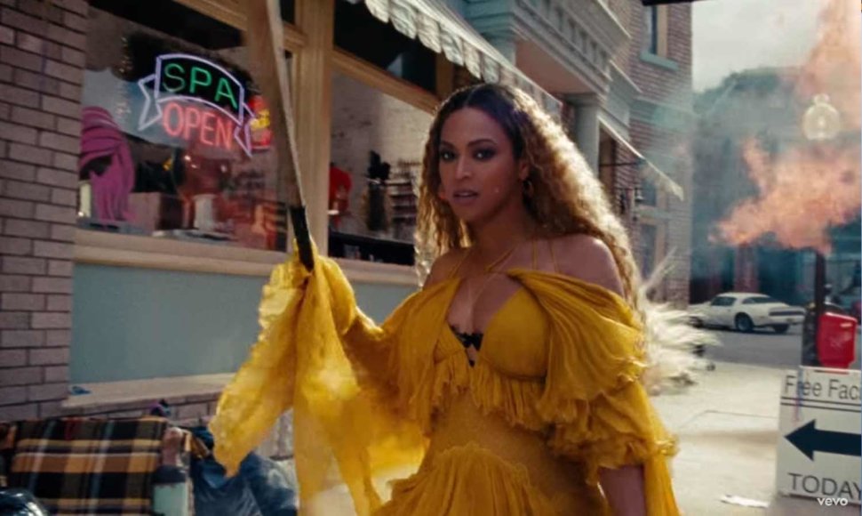 Beyonce vaizdo klipe „Hold Up“ 