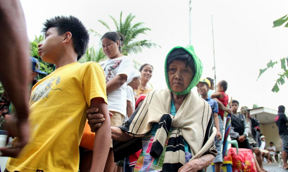 Tūkstančiai filipiniečių masiškai palieka savo namus.