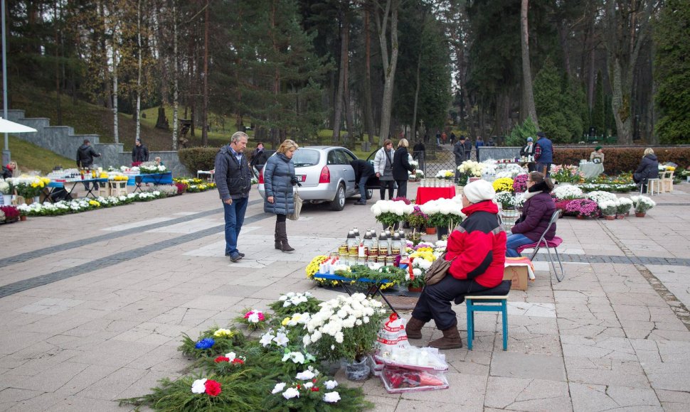 Lietuvoje minima Visų šventųjų diena