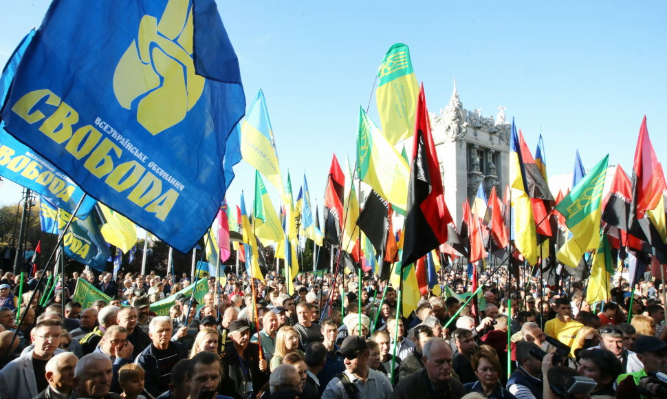 Tūkstančiai ukrainiečių protestuoja prieš numatomą karių atitraukimą iš Rytų Ukrainos