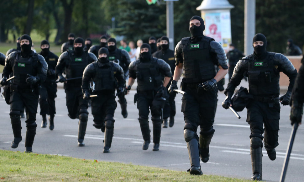 Baltarusijoje malšinami antrą dieną besitęsiantys protestai