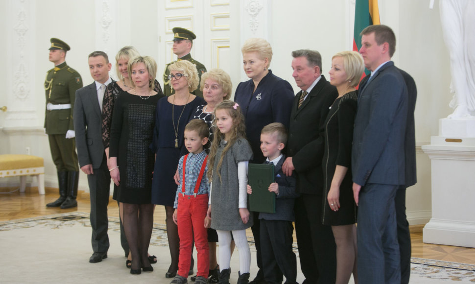 Prezidentė pasveikino ir ordino „Už nuopelnus Lietuvai“ medaliu apdovanojo daugiavaikes motinas