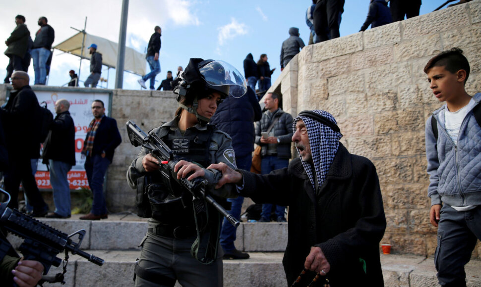 Palestinietis Jeruzalėje ginčijasi su Izraelio pasieniete