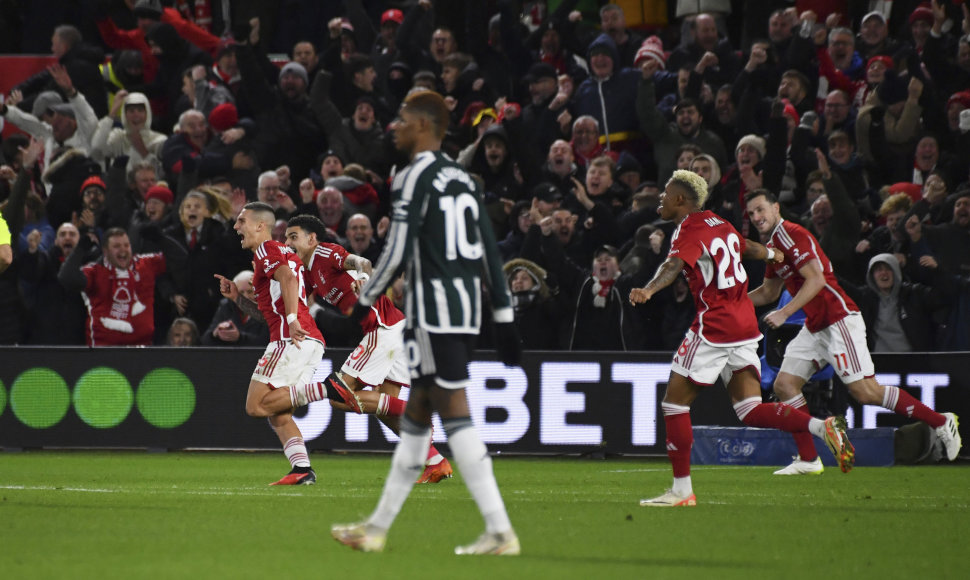 „Nottingham Forest“ futbolininkai džiaugiasi įvarčiu į „Manchester United“ vartus.