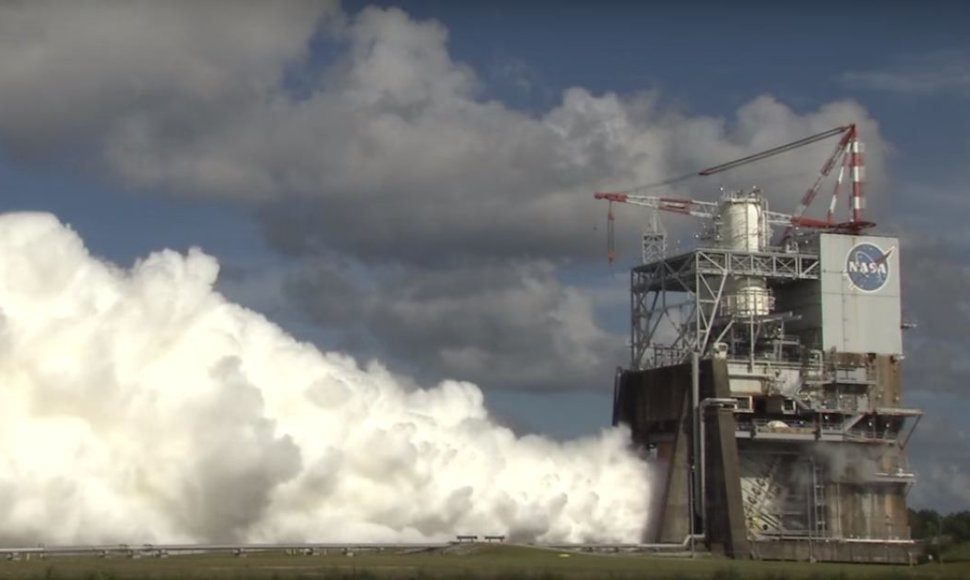 NASA išbando galingos raketos variklį