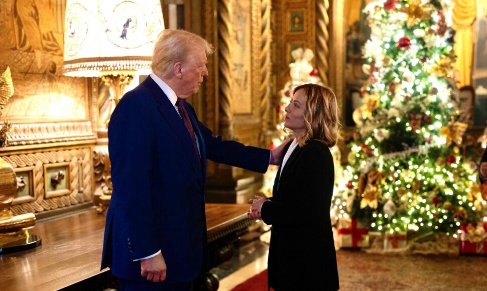 Italijos ministrė pirmininkė Giorgia Meloni su Donaldu Trumpu / FILIPPO ATTILI / AFP