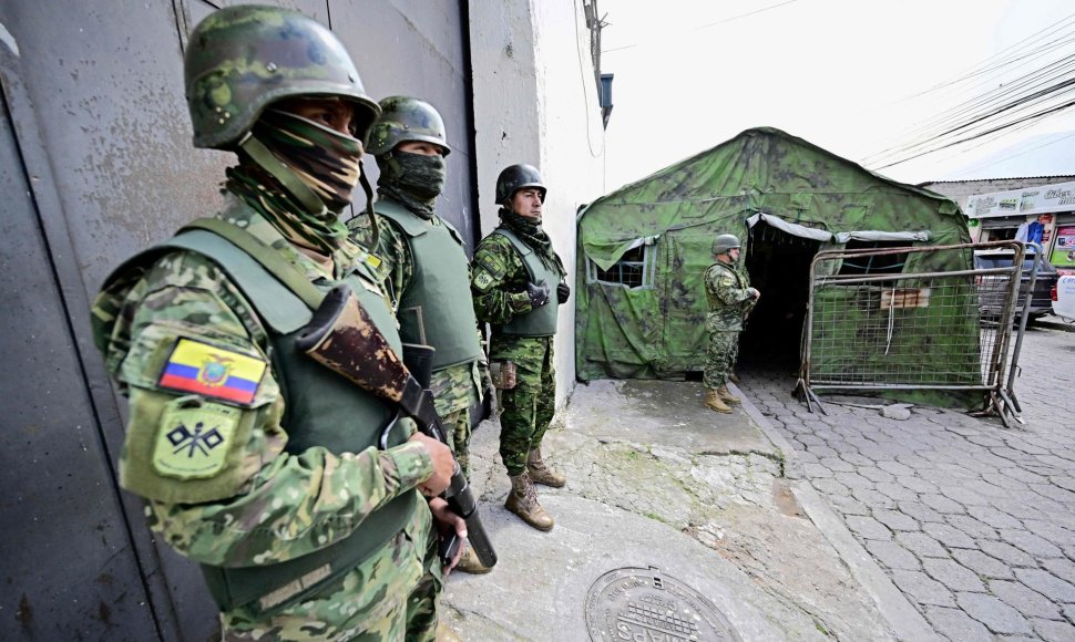 Ekvadoro kariai prie kalėjimo