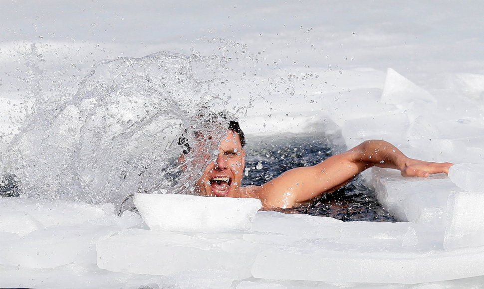 Davidas Venclas pagerino nėrimo po ledu pasaulio rekordą, Čekijoje nunėręs 80,9 metro.
