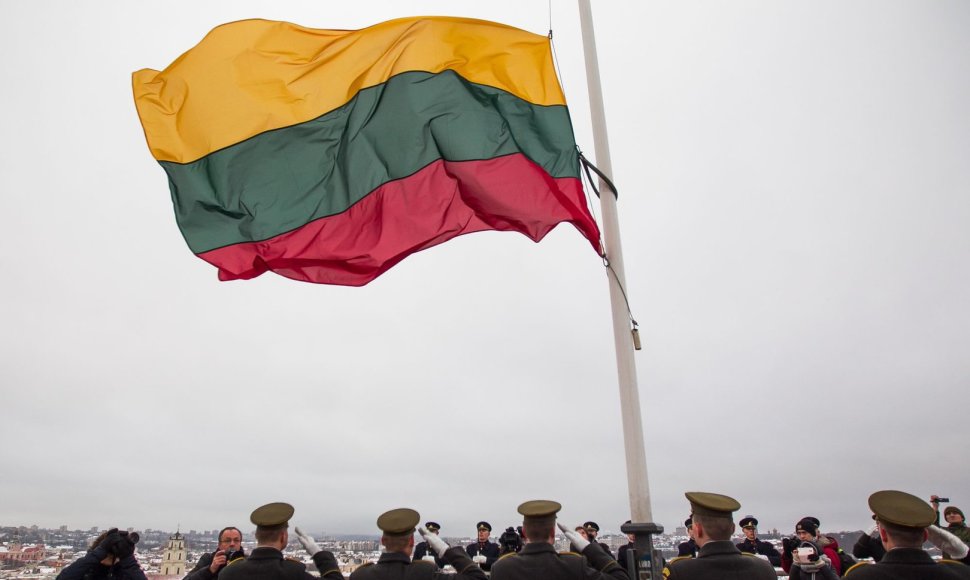 Gedimino pilies bokšte iškelta Lietuvos vėliava