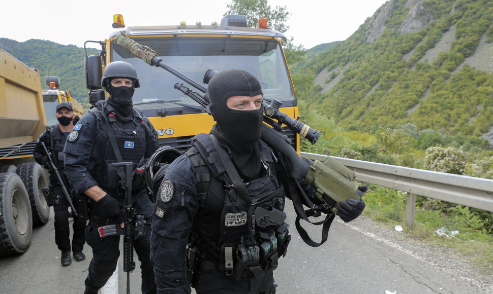 Kosovo policija prie sienos su Serbija