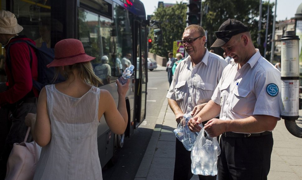 Vilniaus viešojo transporto keleiviams dalinti vandens buteliukai.