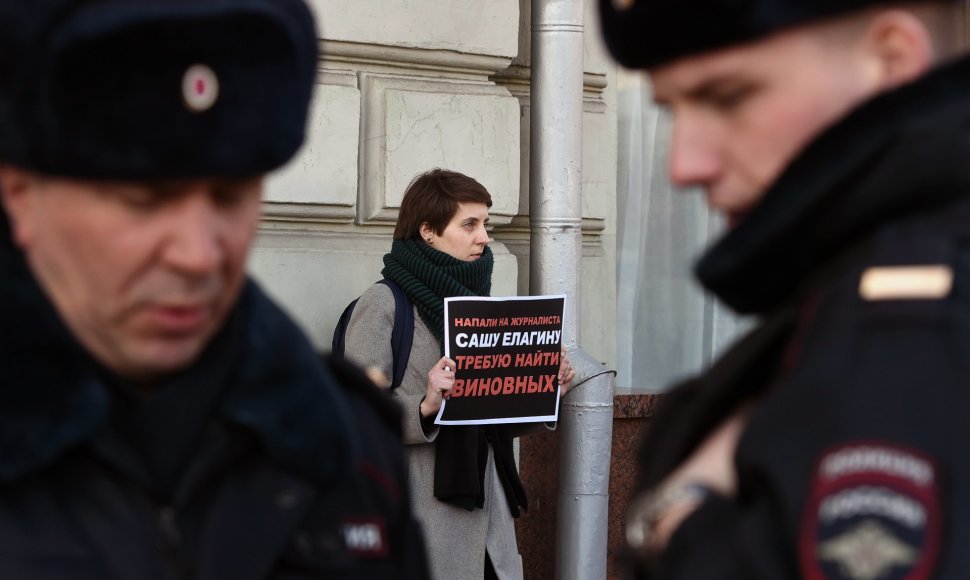 Žmogaus teisių aktyvistė protestuoja prie Rusijos prezidento administracijos pastato.
