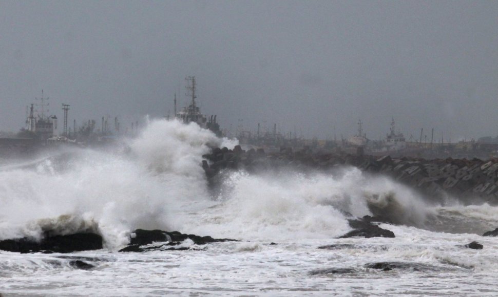 Indiją talžė smarkus ciklonas, taifūnas smogė Japonijai