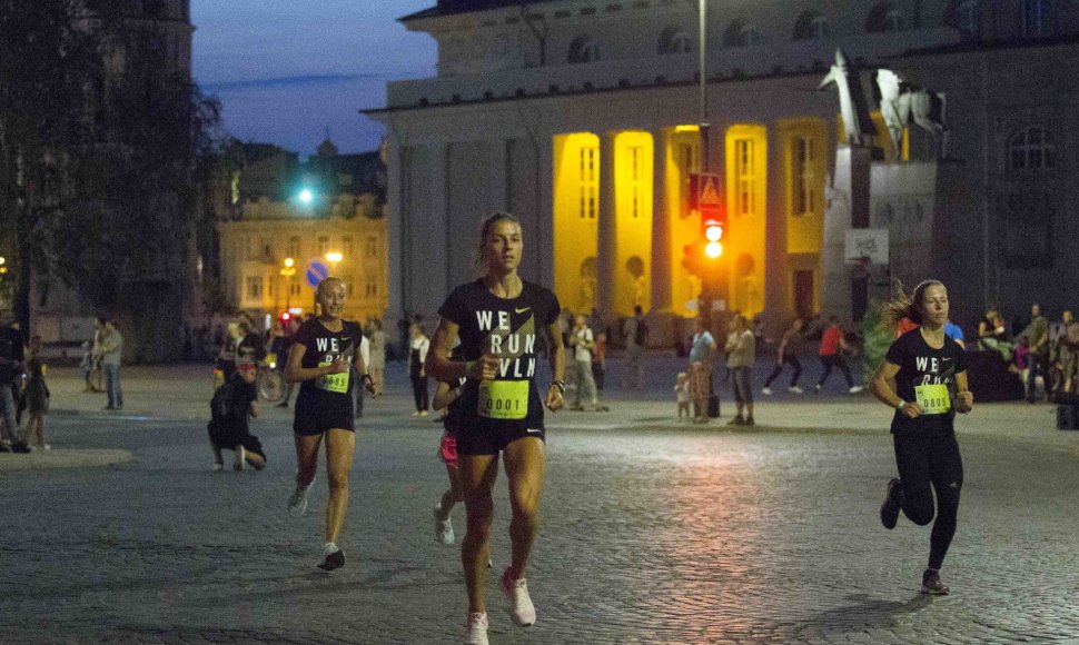 Naktinis „Nike“ moterų bėgimas