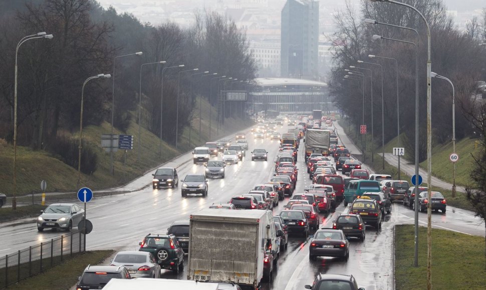 „Kalėdų karštinė: Vilnių sukaustė automobilių spūstys“