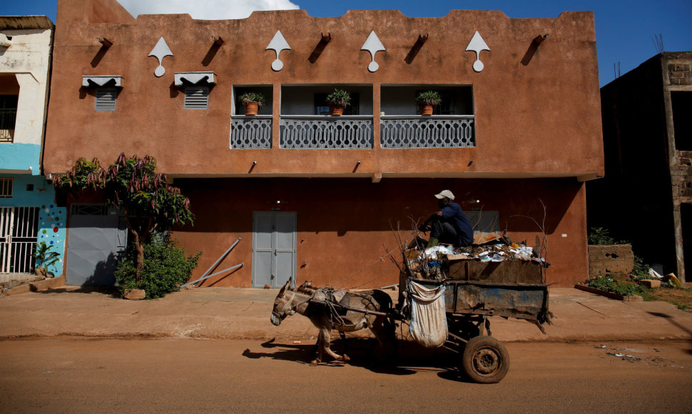 Malio miestuose atliekas surenka vežimuose įkinkytais asilais