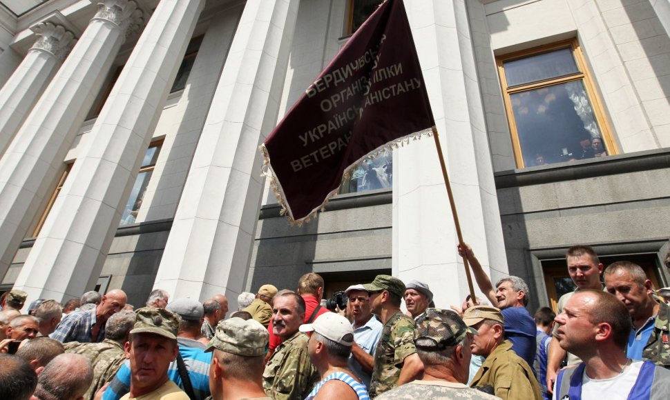 Ukrainoje prie parlamento kilo protestuotojų susirėmimai su pareigūnais