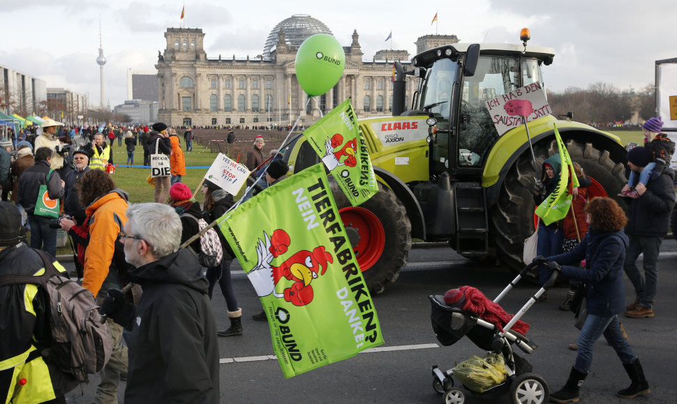 Vokietijos ūkininkai protestuoja prieš GMO.