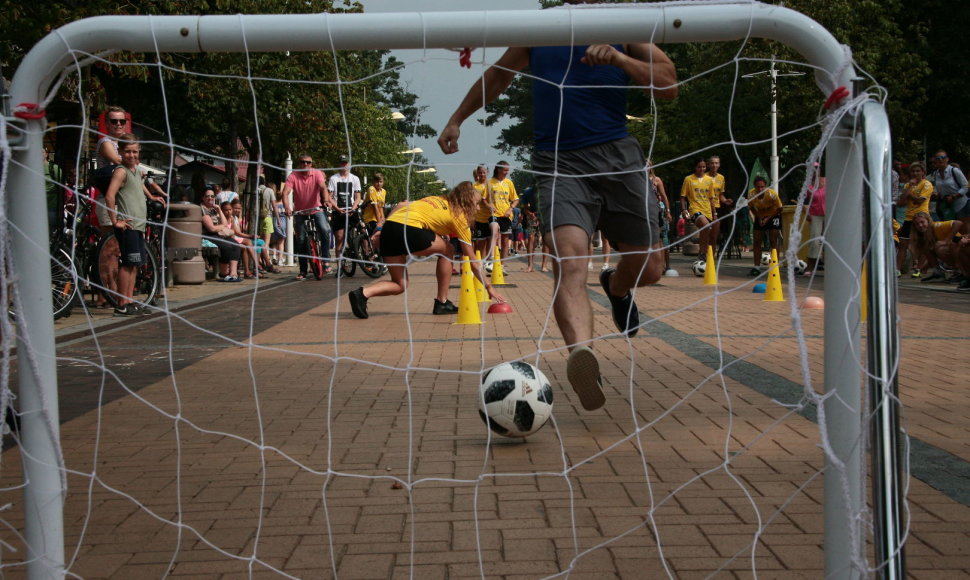 Palangos vasaros parke – Lietuvos moterų futbolo čempionių iššūkis poilsiautojams