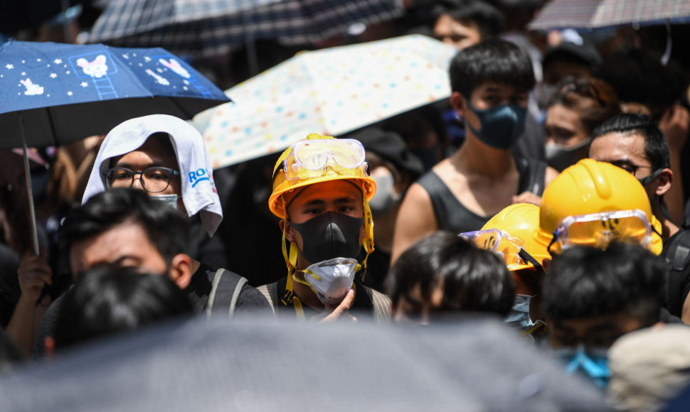 Honkonge tūkstančiai demonstrantų renkasi į naujus protestus prieš vyriausybę