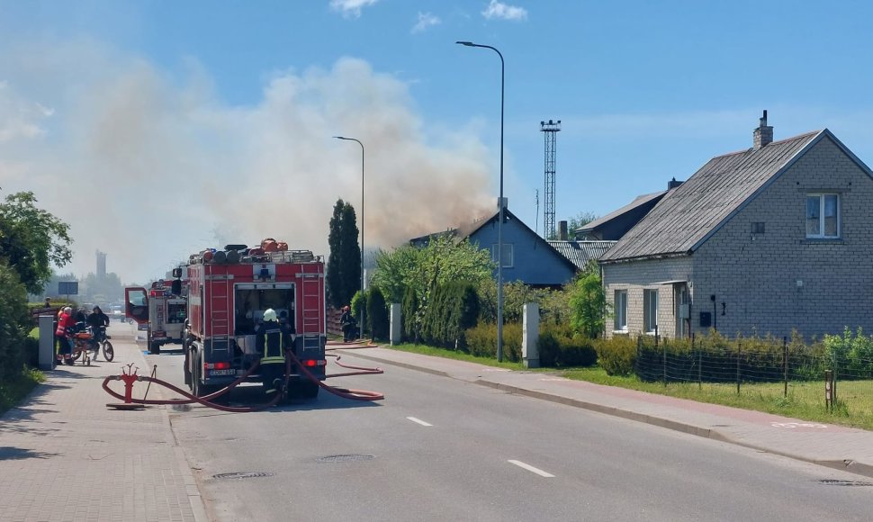 Kretingoje, Klaipėdos gatvėje, degė medinis daugiabutis.