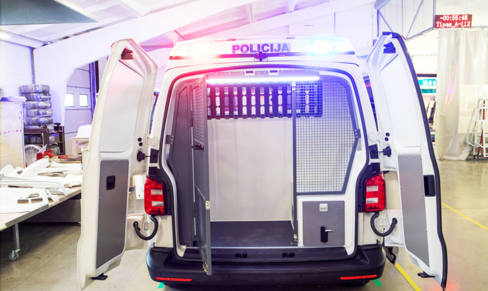 „Altas komercinis transportas“ parodė policijai skirtus mikroautobusus