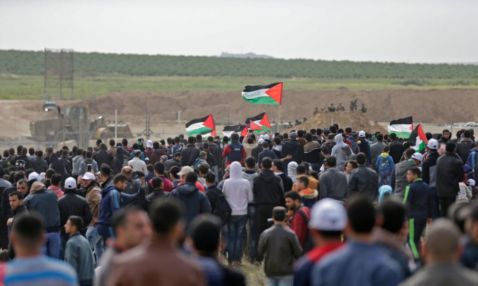 Tūkstančiai Gazos Ruožo gyventojų dalyvauja proteste prie Izraelio sienos
