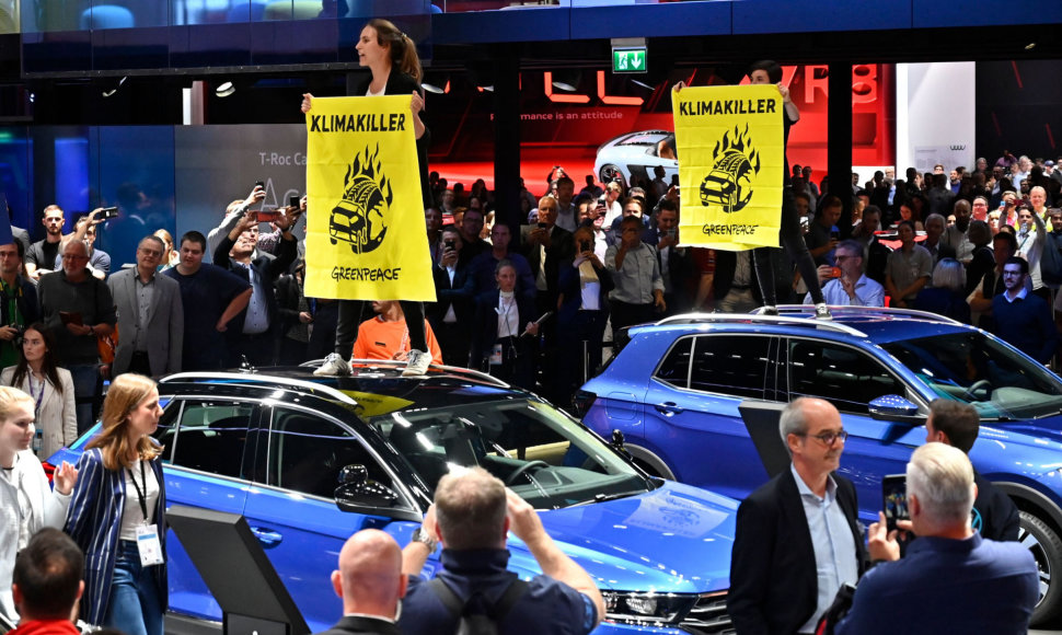 Protestuotojai Frankfurto automobilių parodoje