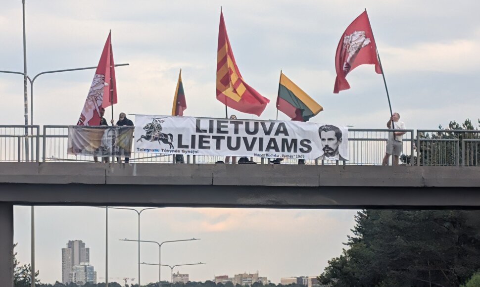 Vilniaus gyventojus nustebino ant Lazdynų tilto iškabinti plakatai