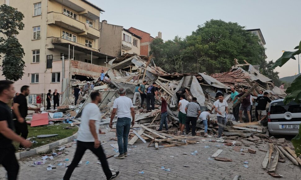 Žemės drebėjimo Vakarų Turkijoje padariniai / Ihlas News Agency / via REUTERS