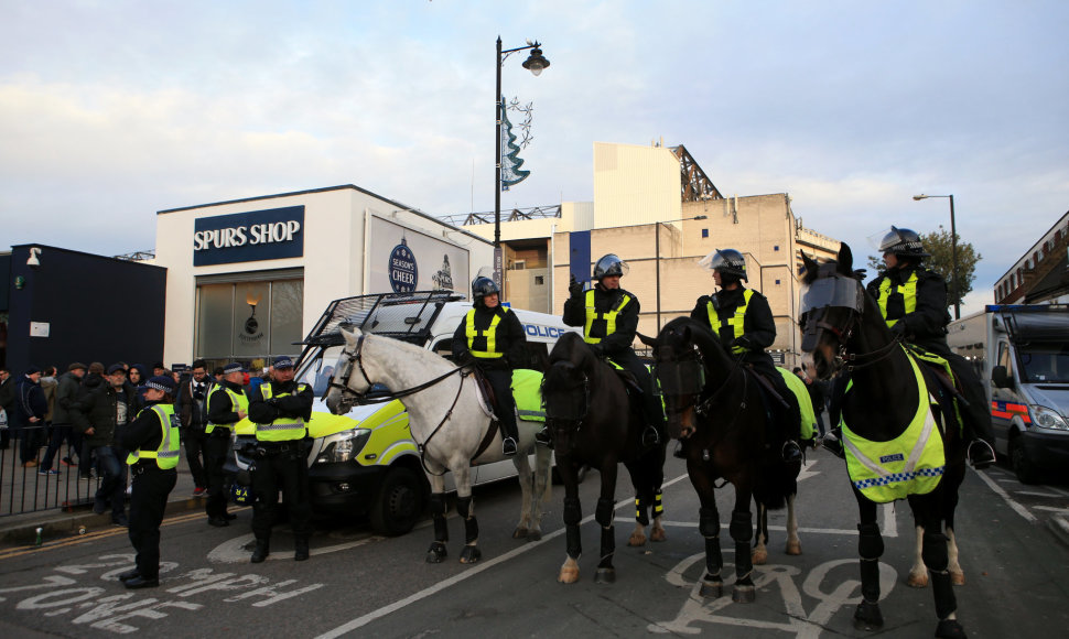 Policija prie „White Hart Lane“ stadiono