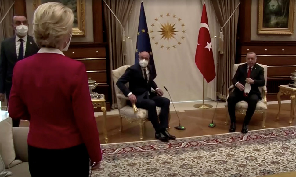 U.von der Leyen stovi, o R.T.Erdoganas ir Ch.Michelis sėdi