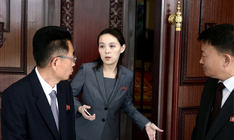 Kim Yo-jong (centre)