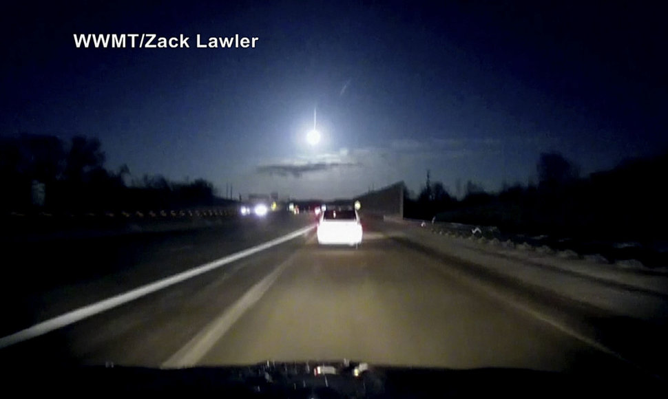 Meteoras, nušvietęs dangų virš Mičigano