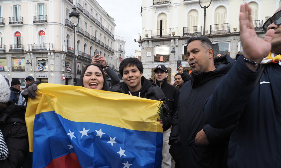Venesueliečiai susirinko Ispanijos centre švęsti N.Maduro suėmimą